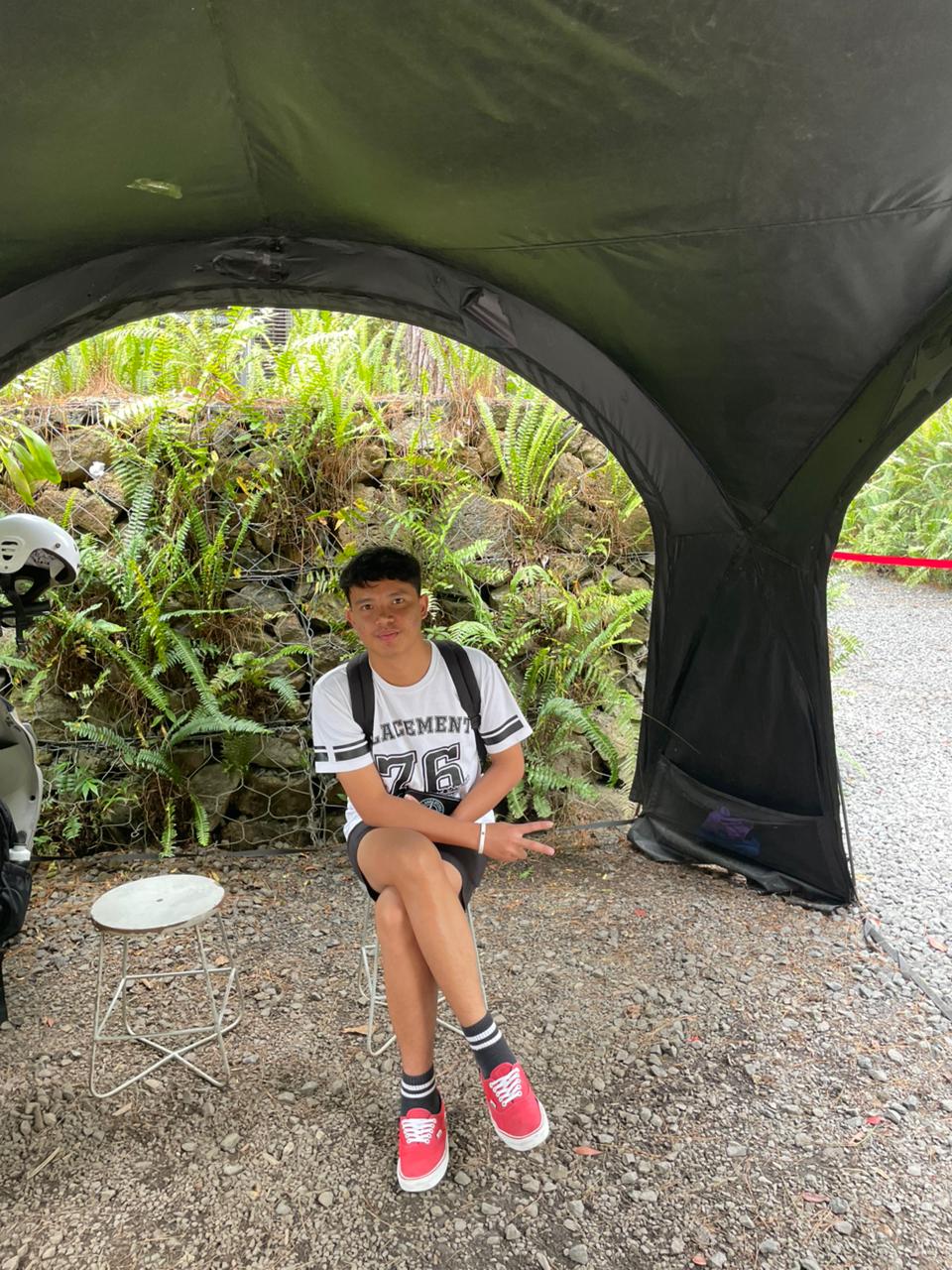 di bawah tenda